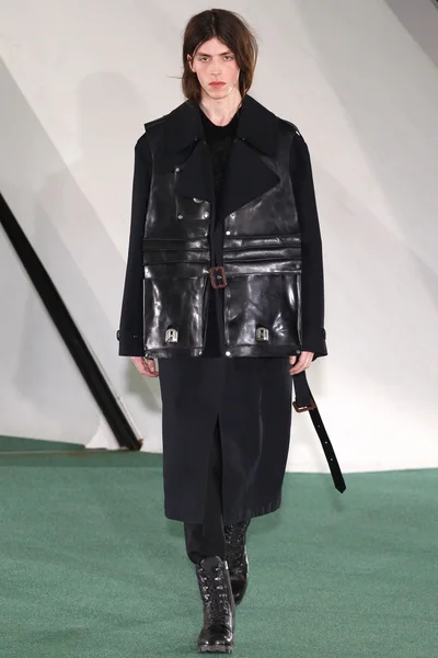 Look 16